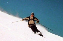 Una sciatrice su pista